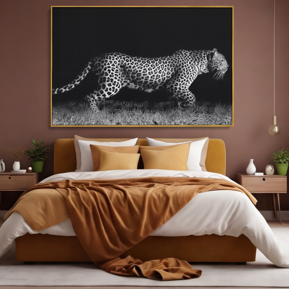 Tablou canvas cu tablou canvas cu jaguar nocturn, in rama de aluminiu auriu, pe perete intr-un dormitor